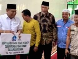 FOTO: Baznas Bone Salurkan Insentif ke Guru Mengaji