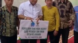 Penyerahan dana hibah insentif guru mengaji dan imam desa/kelurahan Kahu