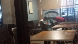 Foto: Pelajar SMA nongkrong di cafe pada saat jam pelajaran. (Dok. Enews) Foto: Pelajar SMA nongkrong di cafe pada saat jam pelajaran. (Dok. Enews)