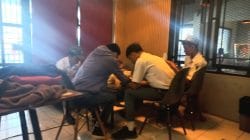 Pelajar SMA nongkrong di cafe pada jam belajar. (Dok. Enews) Pelajar SMA nongkrong di cafe pada jam belajar. (Dok. Enews)