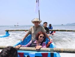 Tunaikan Janji ke Nelayan Pangandaran, Prabowo Bagikan 10 Kapal untuk Mereka