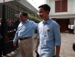 Prabowo-Gibran Kompak Kenakan Kemeja Biru Muda Menuju KPU