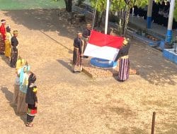 OSIS SMPN 1 Barebbo Kompak Berpakaian Adat pada Upacara Sumpah Pemuda ke-95