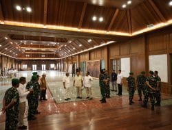 Prabowo Terihat Gemoy Memperagakan Tata Cara Makan Prajurit Akmil