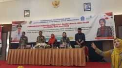 Kadis Koperasi dan UKM Kabupaten Bone,  Ir Hj Wahida,  MSi mendampingi Asisten II,  Diskop Sulsel, Narasumber dan Ketua Panitia