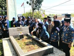 Peringati Hari Pahlawan Nasional, UPT SMAN 8 Bone Ziarah ke TMP Bahagia Kajuara