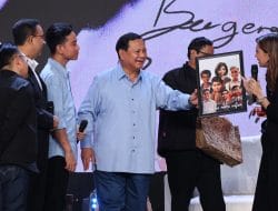 Prabowo Beri Kado Spesial: Bantal Kucing untuk Anies dan Helm Sepeda untuk Ganjar