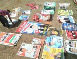 Satpol PP Bone Tertibkan APK Caleg yang Langgar Aturan