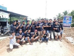 Kumpulan Sopir Truk di Kahu Bone Benahi Jalan Rusak