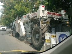 Alat Berat yang Terparkir di Poros Majene Dikeluhkan Warga