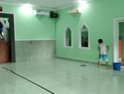 Jaga Kebersihan Masjid, Aktivitas Remaja Masjid Baburroyyan Griya Antang Harapan
