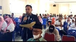 Suasana diskusi,  salah seorang delegasi memaparkan usulan