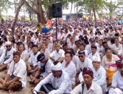 Upacara Melasti Umat Hindu Sambut Nyepi di Pantai Segara Indah Torue