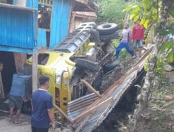 Truk Pengangkut Pasir Timpa Rumah Warga di Bontocani