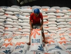 Bulog Sebar 350 Ton Beras ke 27 Kecamatan di Bone