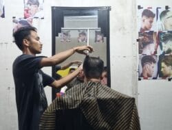 Jelang Lebaran, Jasa Tukang Cukur di Bone Banjir Orderan