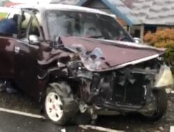 2 Minibus Adu Banteng di Poros Bone – Sinjai