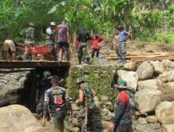TNI Manunggal Membangun Desa Bangun Jembatan di Desa Tallambalao Majene