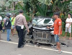 Lakalantas di Lattekko Bone, 2 Mobil Ringsek Parah Bagian Depan