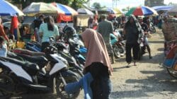 Foto: Suasana Pasar Bajoe. Terlihat akses jalan dijadikan lahan parkir yang diduga pungli (tak berizin). (Dok. Enews) Foto: Suasana Pasar Bajoe. Terlihat akses jalan dijadikan lahan parkir yang diduga pungli (tak berizin). (Dok. Enews)