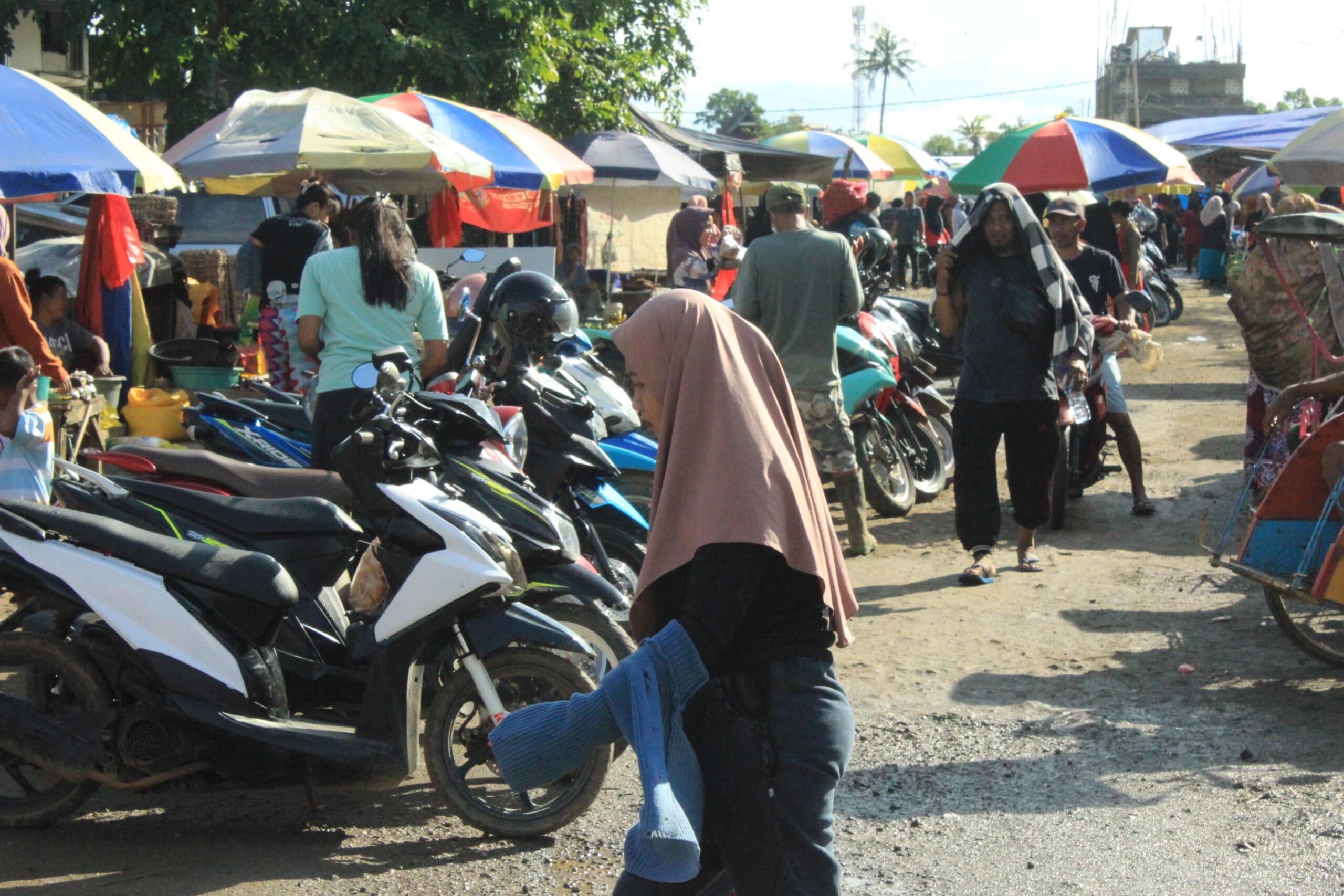 Foto: Suasana Pasar Bajoe. Terlihat akses jalan dijadikan lahan parkir yang diduga pungli (tak berizin). (Dok. Enews)