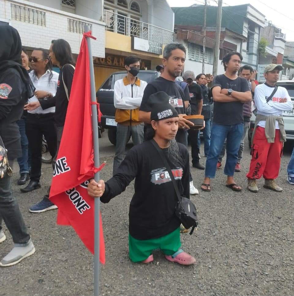 Foto: Andi Basir mendampingi Koordinator Forbes Anti Narkoba Bone Andi Singkeru Rukka.