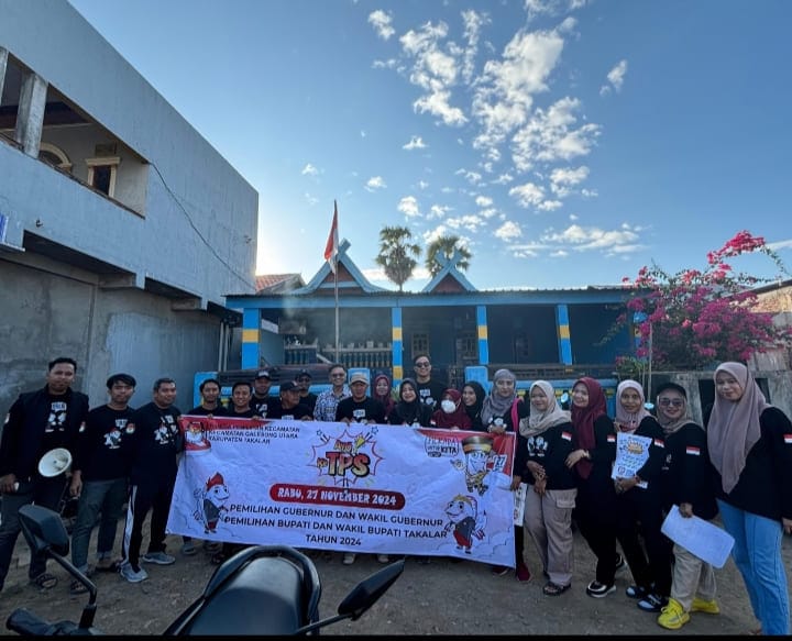 PPK dan PPS se-Kecamatan Galesong Utara foto bersama setelah sosialisasi