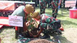 Foto: Danpussenarmed melakukan penanaman bibit durian Musang King.