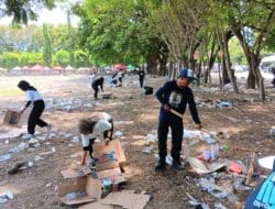Usai Jalan Santai, Relawan Beramal Bersihkan Sampah