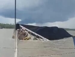 Tongkang Batu Bara Terbalik di Mantaritip Berau Belum Dievakuasi, Warga Resah