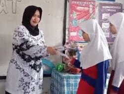 HGN ke-30, Guru SDN 13 Biru Bagikan Kupon Makan Bakso ke Siswanya