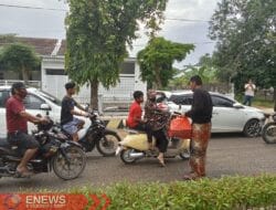 Jelang Bukber, Bos Koje Bagikan Ratusan Takjil Gratis