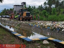 Pasca Viral, Bupati Polman Bersihkan Sampah pada Saluran Irigasi di Desa Kebunsari