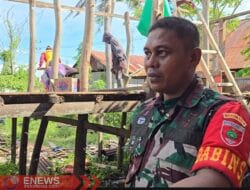 Semangat Gotong Royong, Babinsa Desa Lowa Ikut Bongkar Rumah Warga
