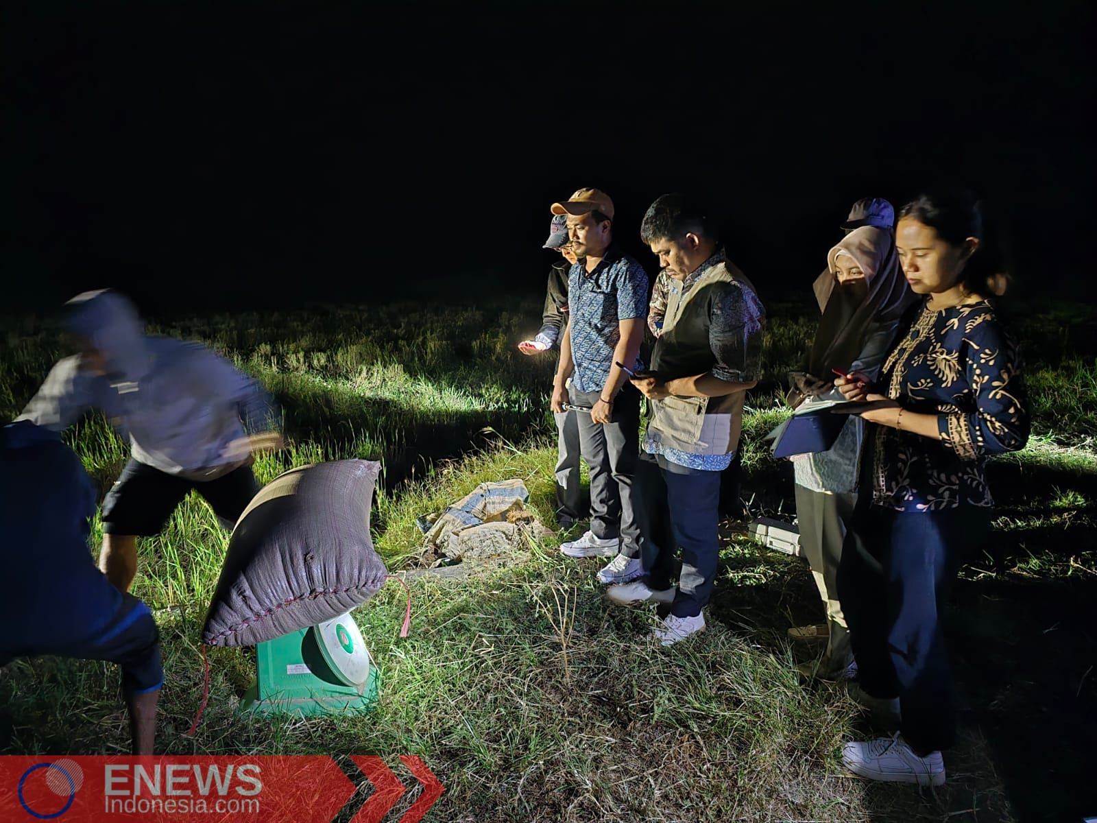 Serapan Gabah Petani dilakukan Perum Bulog Cabang Bone hingga subuh