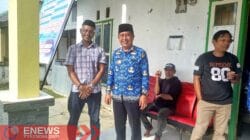 Sekretaris Camat Dua Boccoe, Syahid (seragam korpri) berpose bersama warga Sailong