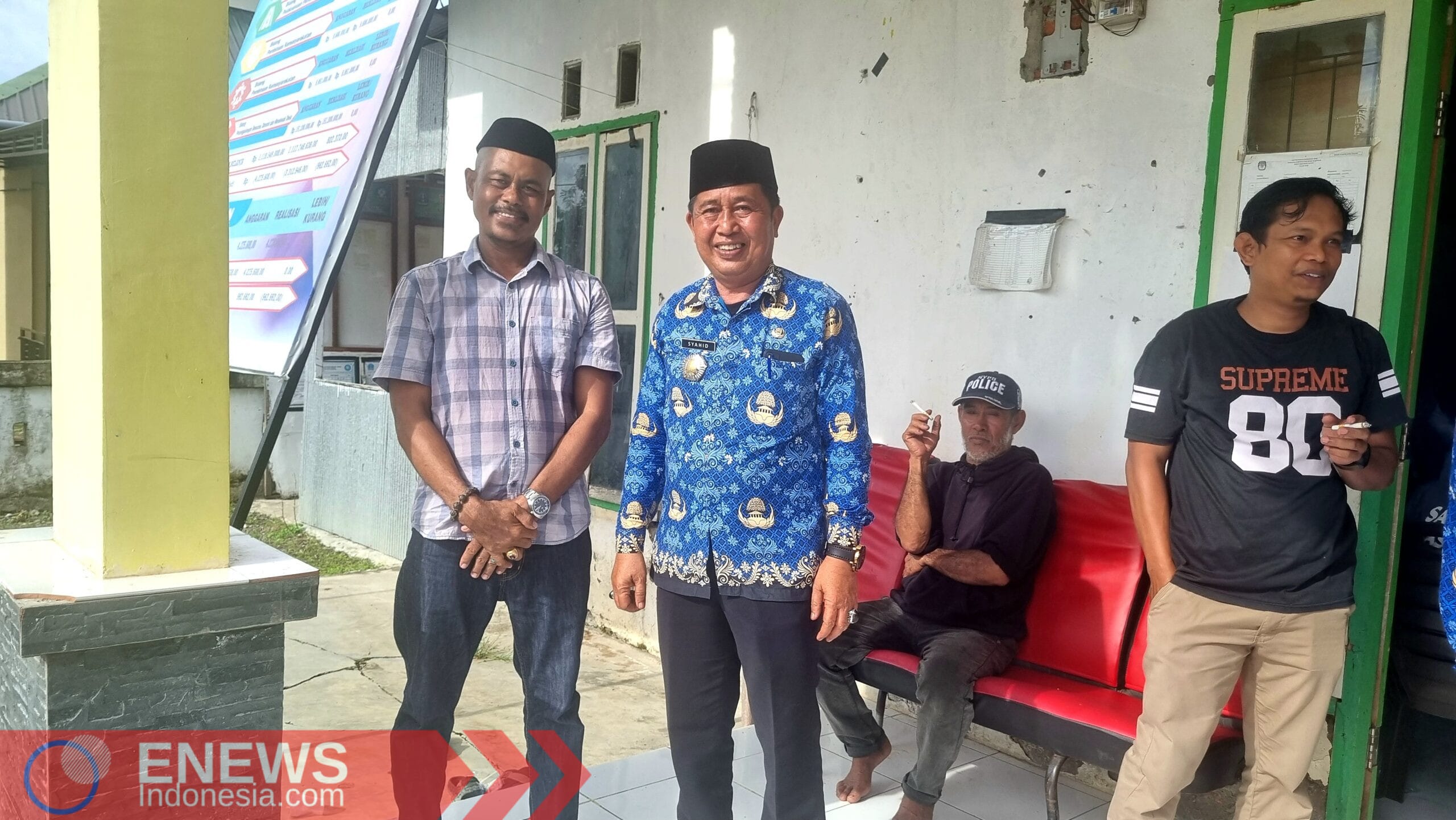 Sekretaris Camat Dua Boccoe, Syahid (seragam korpri) berpose bersama warga Sailong