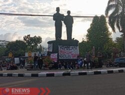Tuntut Prabowo Revisi UU Tenaga Kerja, Buruh Kepung Gedung DPRD DIY