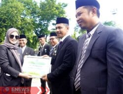 Foto: Ketua DPRD Bone Serahkan Penghargaan pada Momen Hardiknas 2025, Ini Daftarnya