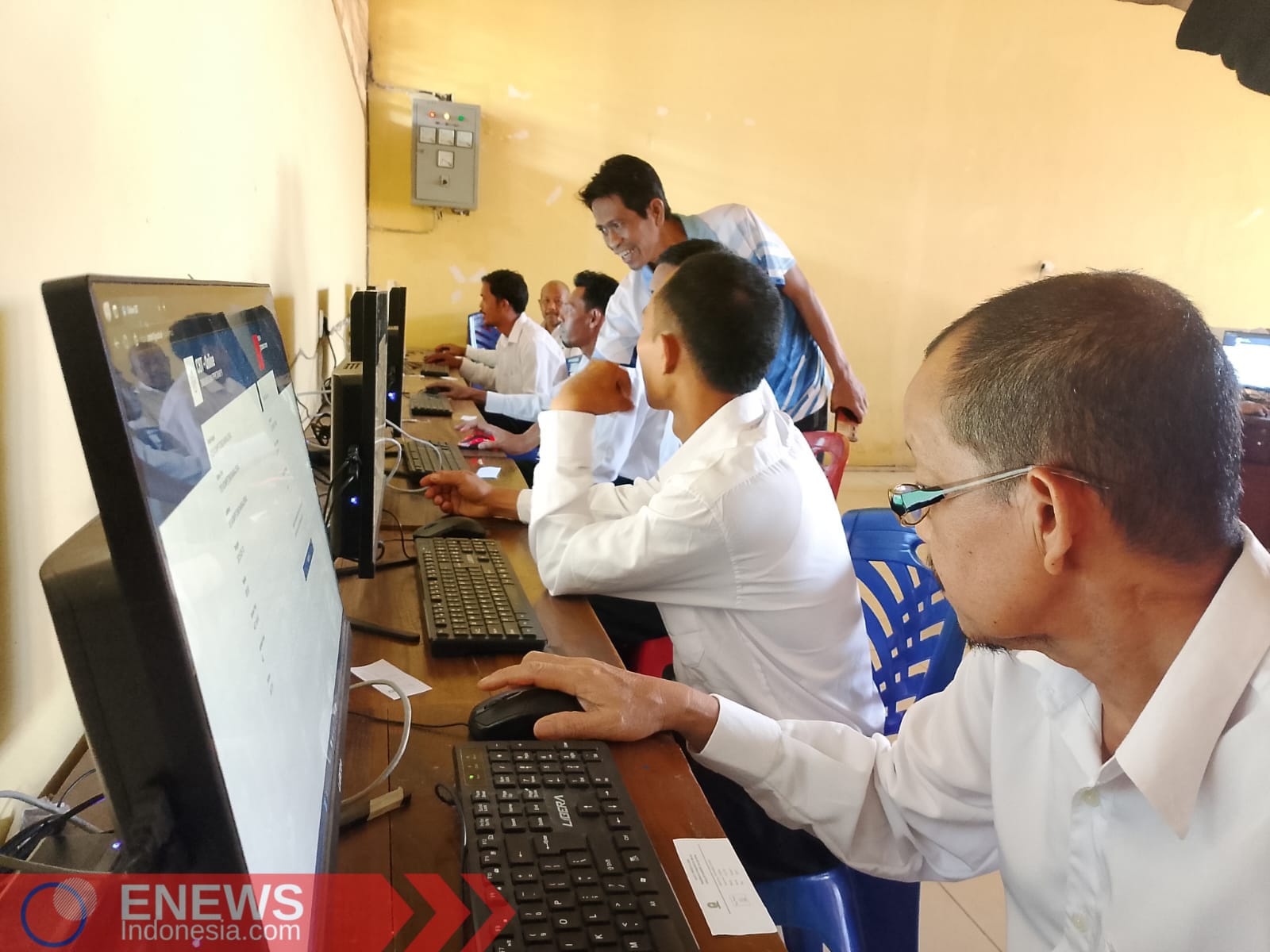 Keterangan: Petugas Kebersihan DLHK Sinjai saat mengikuti Simulasi CAT PPPK 2025 yang digelar di SMKN 1 Sinjai