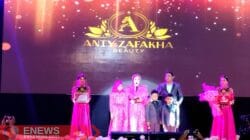 Foto: Owner Anty Zafakha Beauty, Anty Zafakha didampingi suami dan anaknya saat memberikan sambutan pada kegiatan launching produk skincare Anty Zafakha Beauty. (Fok. ENews)