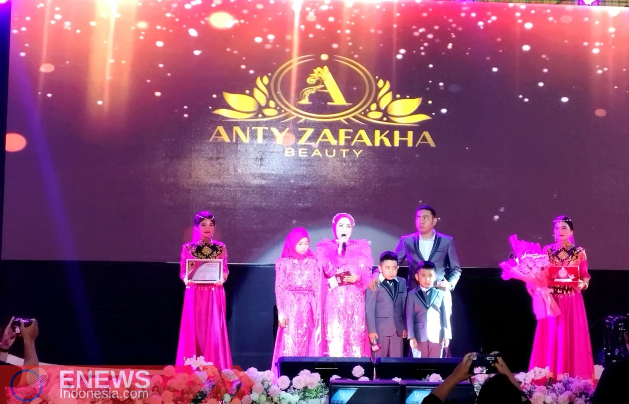 Foto: Owner Anty Zafakha Beauty, Anty Zafakha didampingi suami dan anaknya saat memberikan sambutan pada kegiatan launching produk skincare Anty Zafakha Beauty. (Fok. ENews)