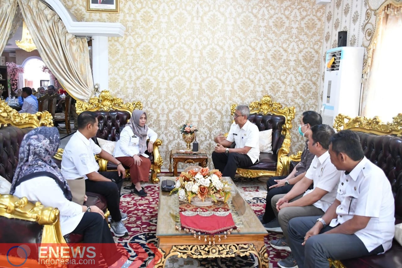 Bupati Sinjai, Hj. Ratnawati Arif saat Menerima Kunjungan Tim Dinas ESDM Provinsi Sulawesi Selatan terkait Bantuan Penerangan di Rujab Bupati