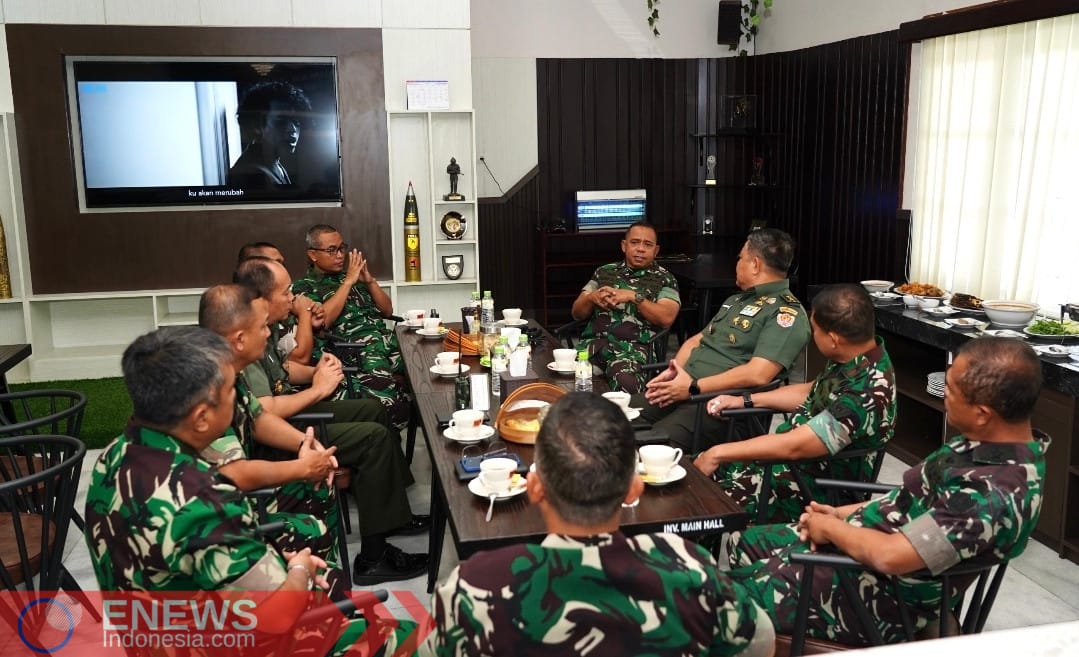 Teks Ft: Gubernur Akmil (PDL Loreng) saat menyambut kedatangan Tim Pokja Doktrin Bidang Siber Sahli Kasad di Akmil. (Dok. ENEWS)
