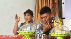 Pendamping Kecamatan Dua Bocoe, Rusdi (pakai topi) saat menjelaskan terkait Koperasi Desa Merah Putih