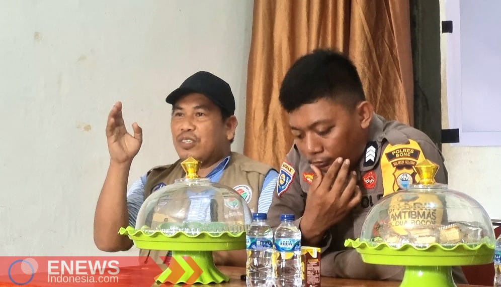 Pendamping Kecamatan Dua Bocoe, Rusdi (pakai topi) saat menjelaskan terkait Koperasi Desa Merah Putih