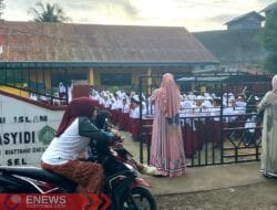 Momen Haru Orang Tua di Bone Saat Antar Anak di Hari Pertama Sekolah