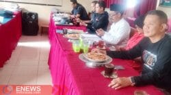 Foto: Anggota Forbes Bone di SMKN 5 Bone, dari kiri: Andi Kasmiruddin, Bunda Berlian, H. Darwis, Andi Ardiman, Jaya, dan Asrul Oldhy.