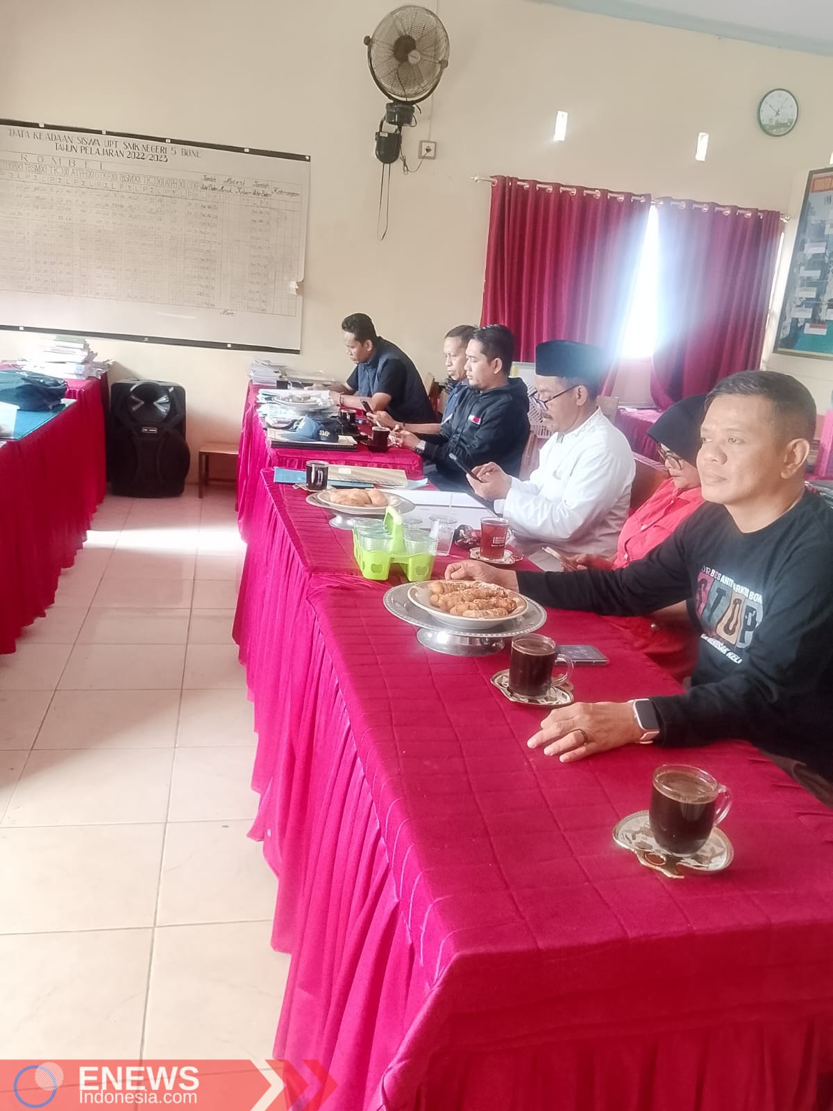 Foto: Anggota Forbes Bone di SMKN 5 Bone, dari kiri: Andi Kasmiruddin, Bunda Berlian, H. Darwis, Andi Ardiman, Jaya, dan Asrul Oldhy.