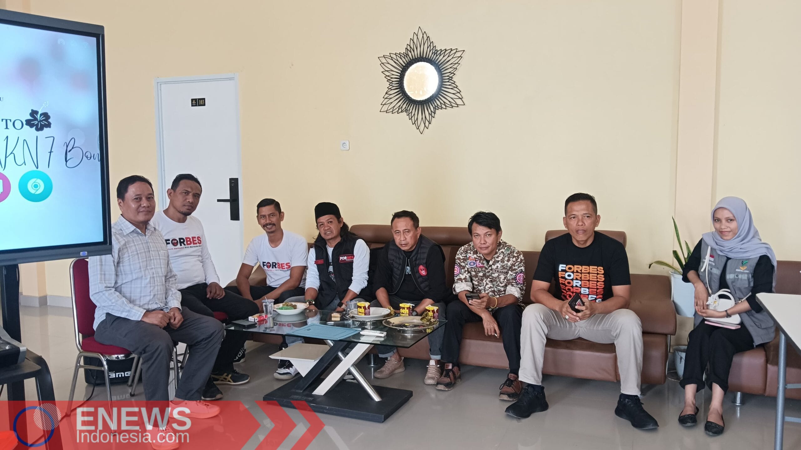 Foto: Anggota Forbes Anti Narkoba Bone yang hadir pada Sosialisasi Anti Narkoba di SMKN 7 Bone, dari kanan: Asriadi SPd Mpd (guru SMKN 7 Bone), Sabri, Andi Mantra Bumi, Anto Syambani Adam, Rahmat, Adit Triana (Ketua Tagana Bone), Ainul (anggota Tagana).
